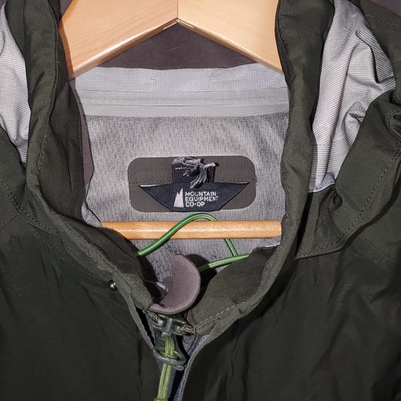 COPY - MEC Green Black Hooded Softshell Rain Jacket Ventilated - Picture 4 of 6